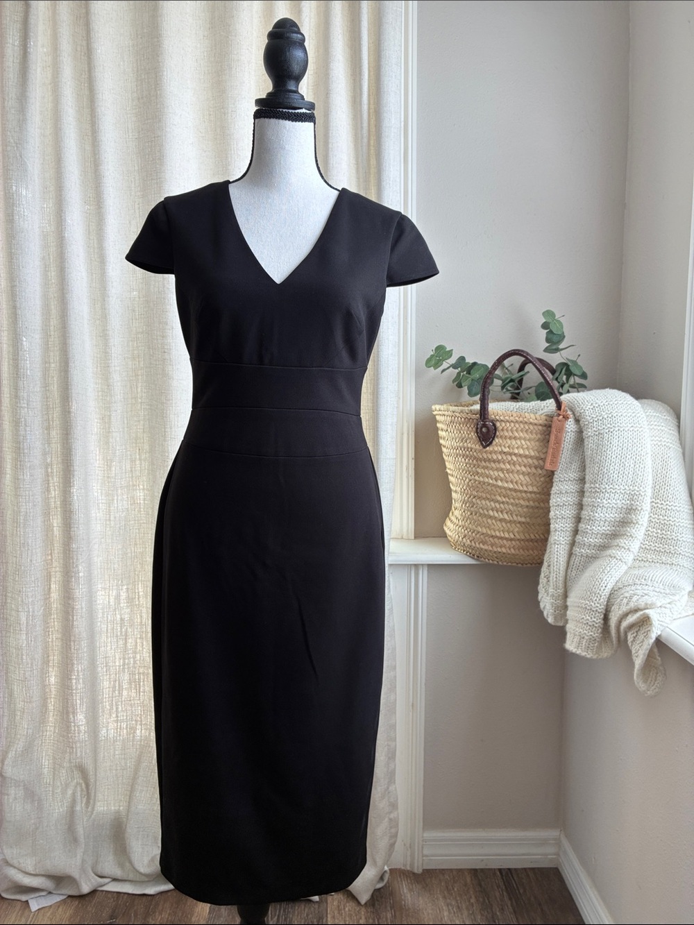 Donna Morgan Women's Cap Sleeve Stretch Crepe Sheath Dress.